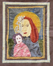 Maria mit Sohn und Blumen im Haar